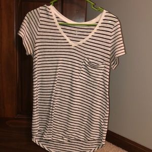 Short sleeve v neck with stripes